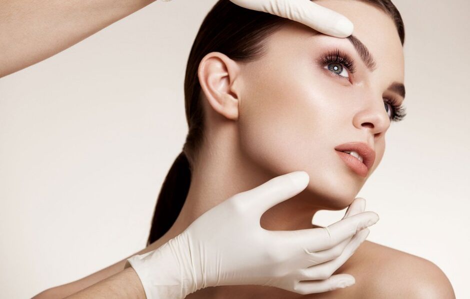 козметолог прегледа кожу лица пре подмлађивања